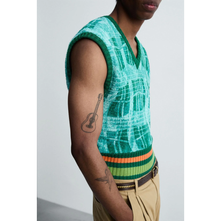 ТРИКОТАЖНЫЙ ЖИЛЕТ С ГРАФИЧЕСКИМ ПРИНТОМ © OTIS KWAME KYE QUAICOE