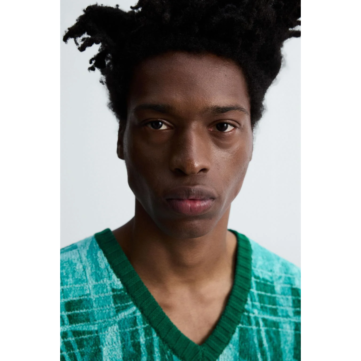 ТРИКОТАЖНЫЙ ЖИЛЕТ С ГРАФИЧЕСКИМ ПРИНТОМ © OTIS KWAME KYE QUAICOE