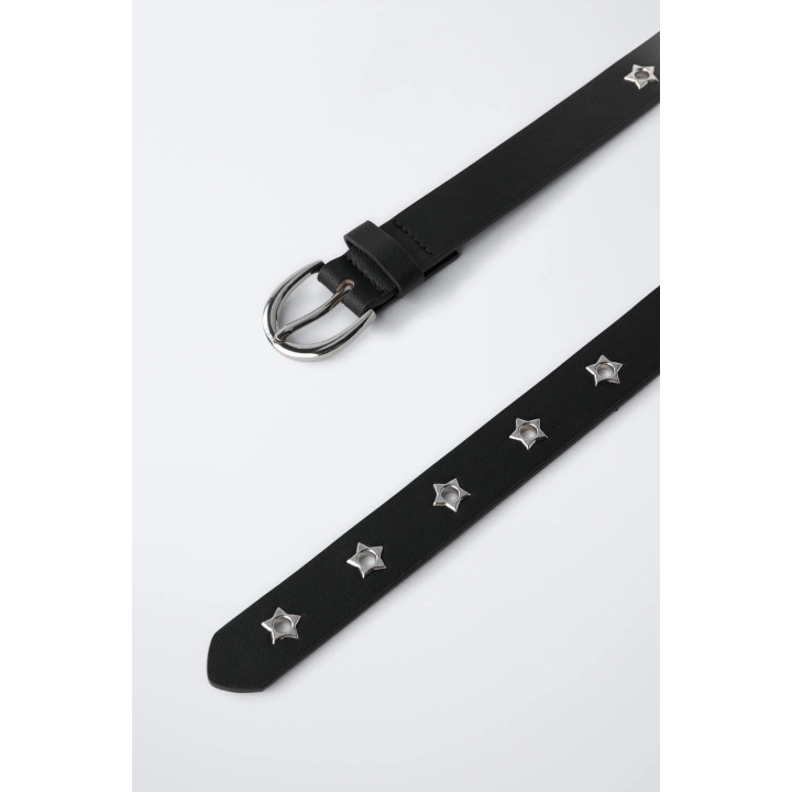 РЕМЕНЬ ИЗ ИСКУССТВЕННОЙ КОЖИ СО ЗВЕЗДНЫМИ ЛЮВЕРСАМИ