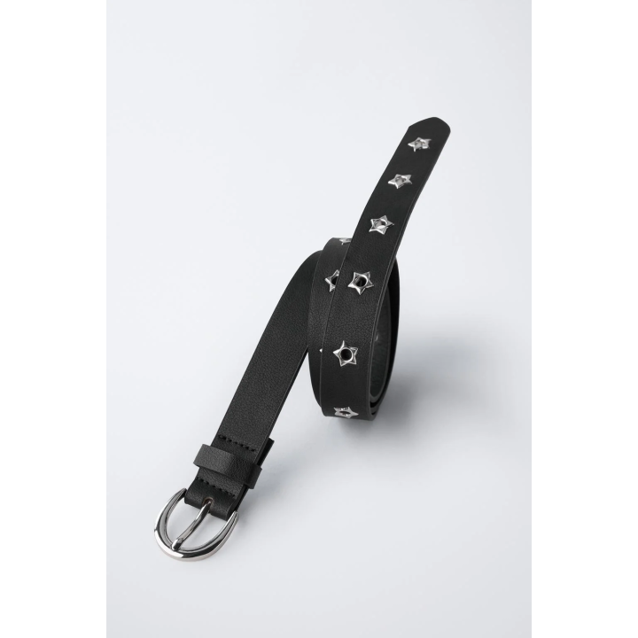 РЕМЕНЬ ИЗ ИСКУССТВЕННОЙ КОЖИ СО ЗВЕЗДНЫМИ ЛЮВЕРСАМИ