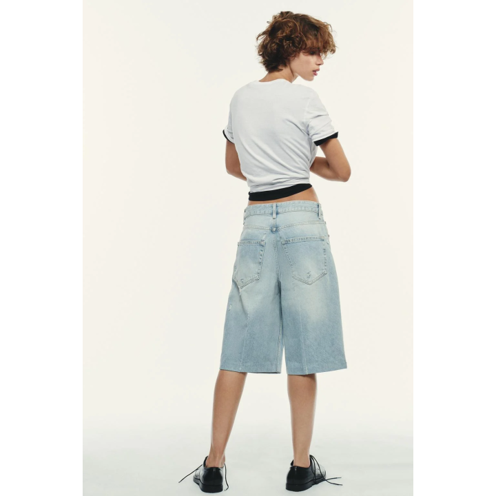 ДЖИНСОВЫЕ ШОРТЫ-БЕРМУДЫ TRF С ДЫРАМИ И СРЕДНЕЙ ПОСАДКОЙ