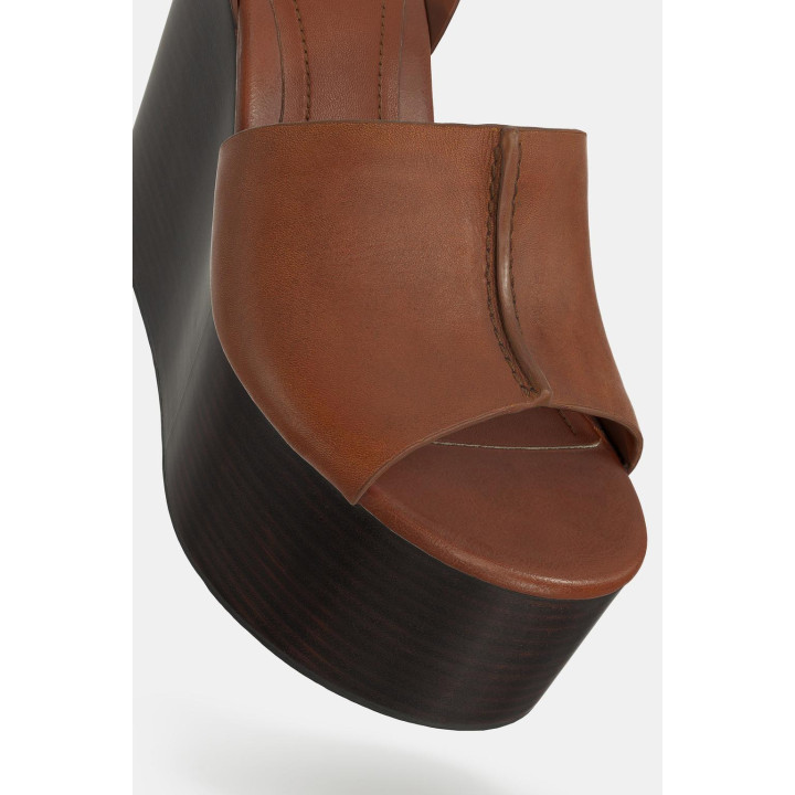 КОЖАНЫЕ БОСОНОЖКИ НА ТАНКЕТКЕ С РЕМЕШКОМ