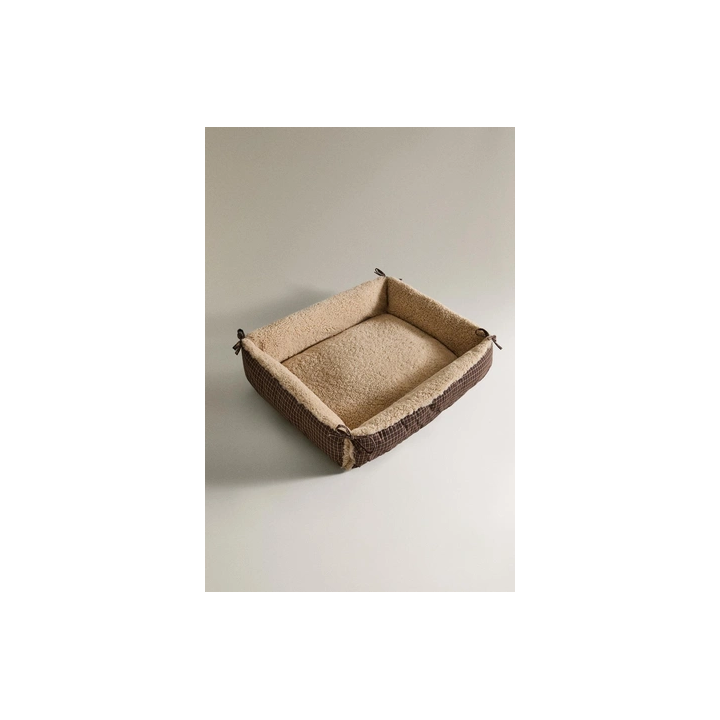 Кровать для домашних животных в клетчатом стиле