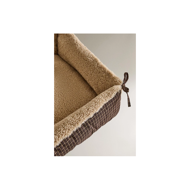 Кровать для домашних животных в клетчатом стиле