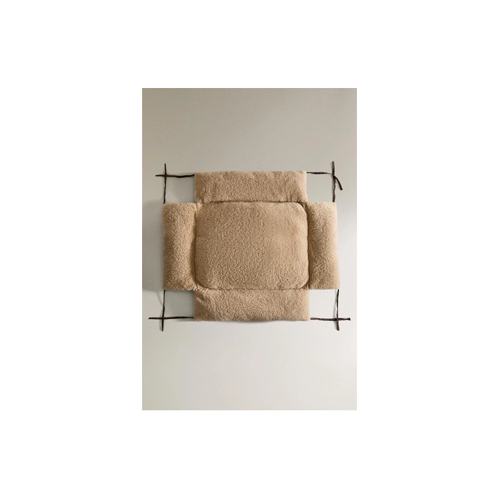 Кровать для домашних животных в клетчатом стиле