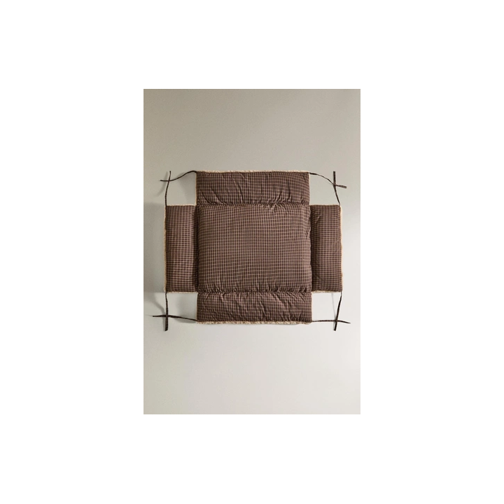 Кровать для домашних животных в клетчатом стиле