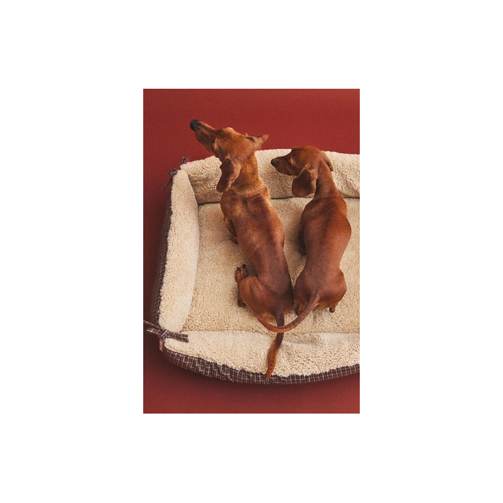 Кровать для домашних животных в клетчатом стиле