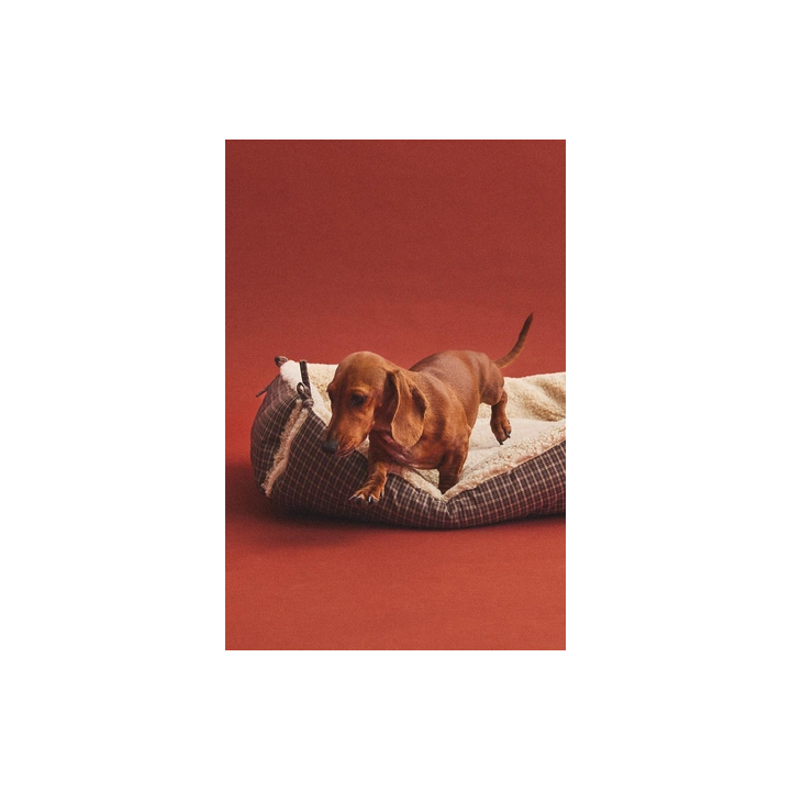 Кровать для домашних животных в клетчатом стиле