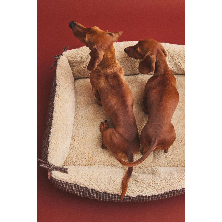 Кровать для домашних животных в клетчатом стиле