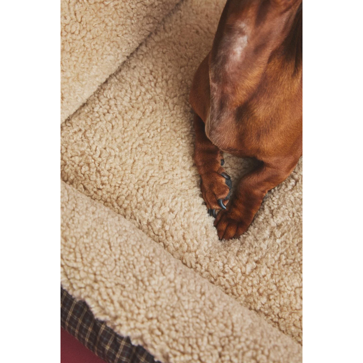 Кровать для домашних животных в клетчатом стиле