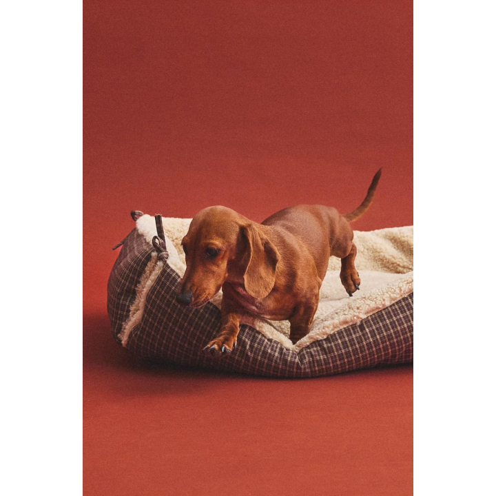 Кровать для домашних животных в клетчатом стиле