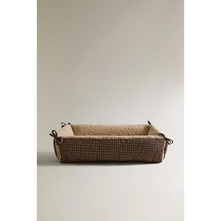 Кровать для домашних животных в клетчатом стиле