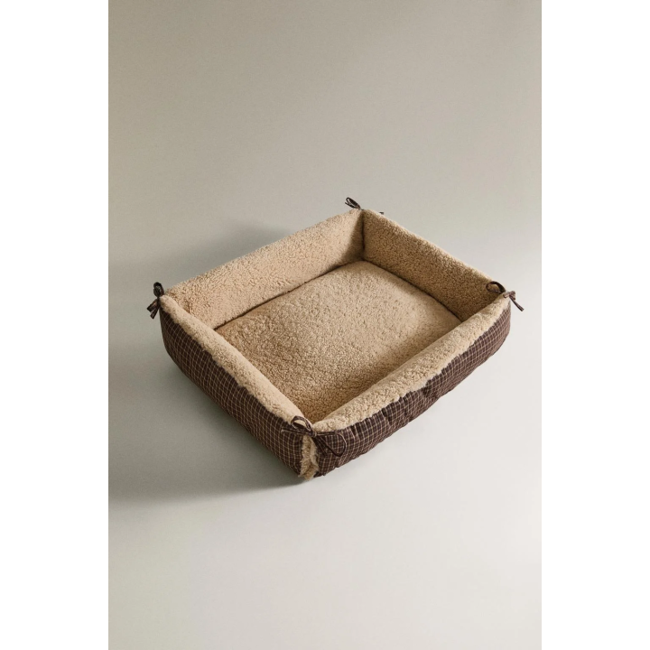 Кровать для домашних животных в клетчатом стиле