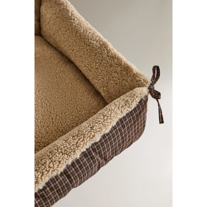 Кровать для домашних животных в клетчатом стиле