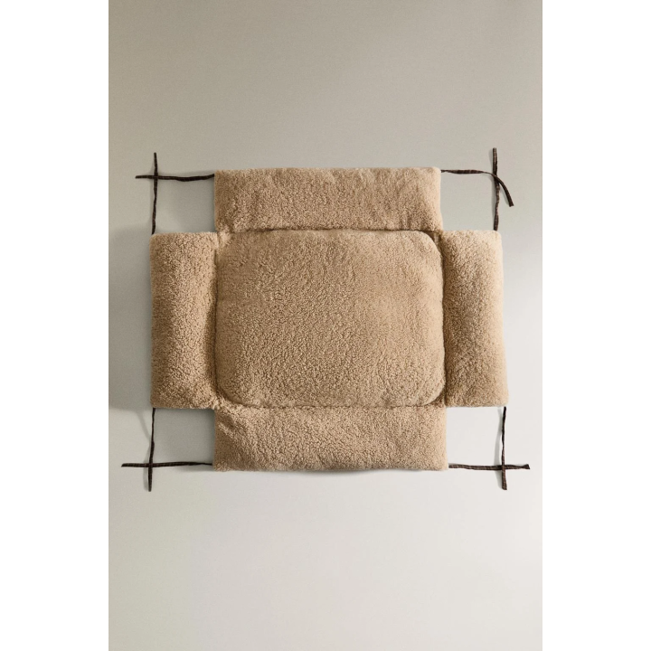 Кровать для домашних животных в клетчатом стиле