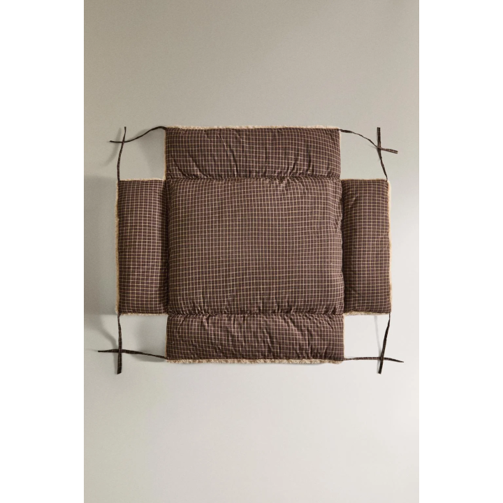 Кровать для домашних животных в клетчатом стиле