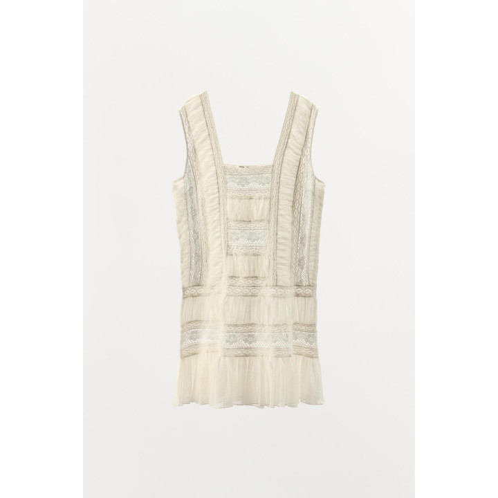 Платье с кружевными складками