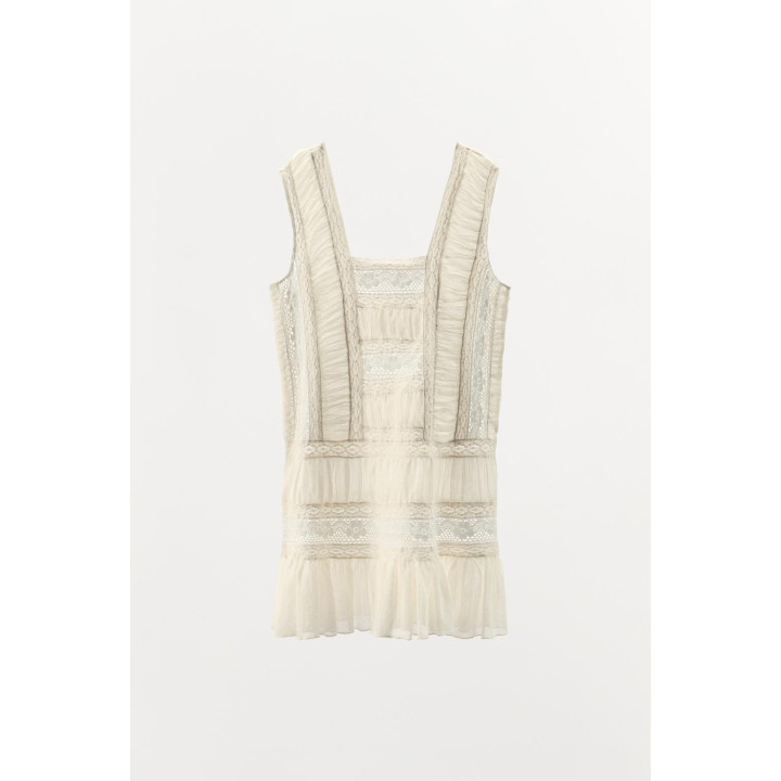 Платье с кружевными складками