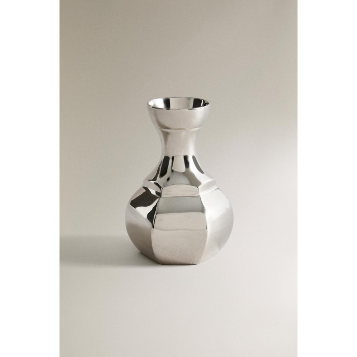 Маленькая геометрическая латунная ваза