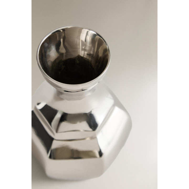 Маленькая геометрическая латунная ваза