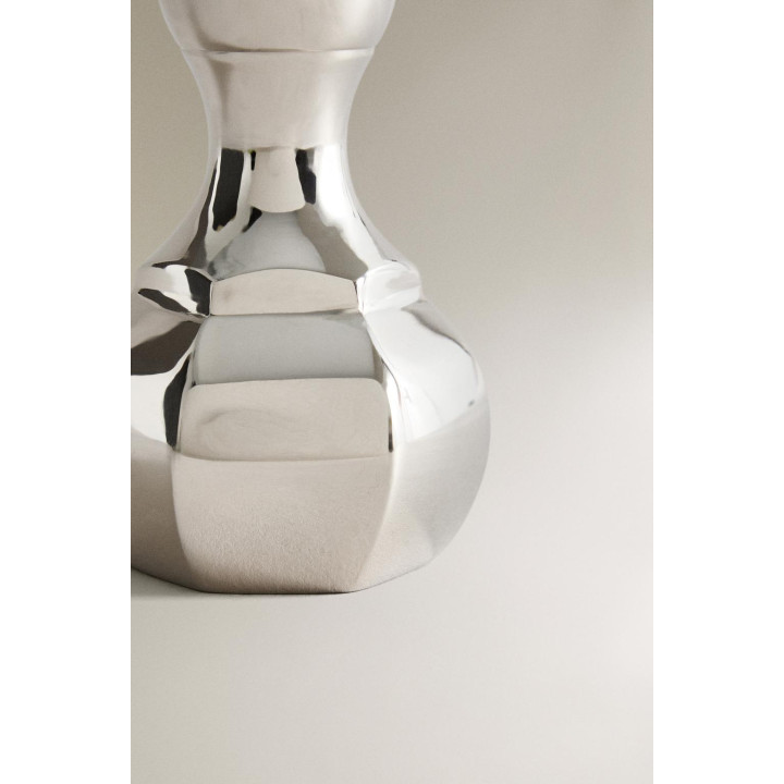 Маленькая геометрическая латунная ваза