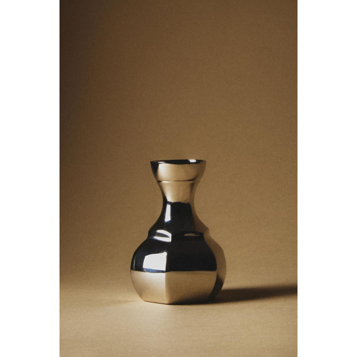 Маленькая геометрическая латунная ваза