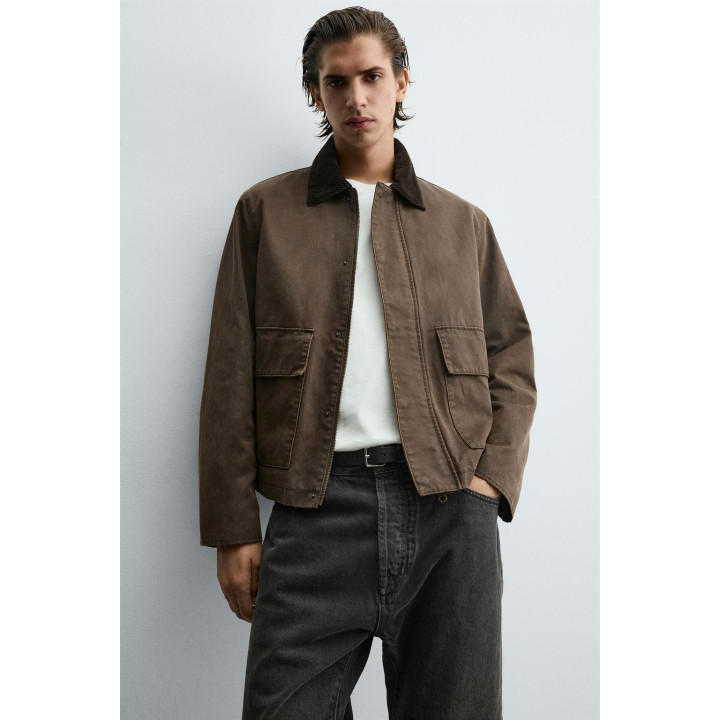 КУРТКА С ЭФФЕКТОМ ВОЩЕНИЯ И КОНТРАСТНОЙ ОТДЕЛКОЙ