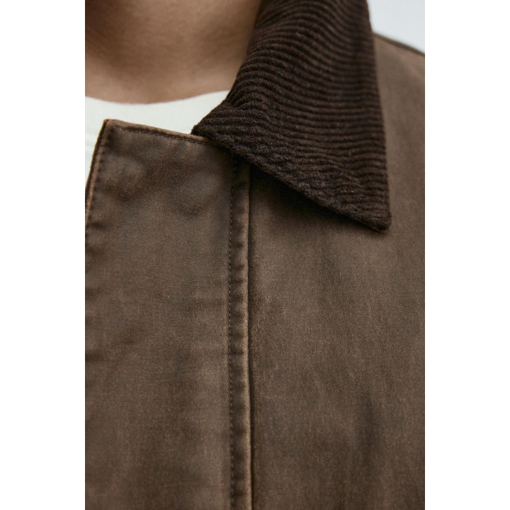 КУРТКА С ЭФФЕКТОМ ВОЩЕНИЯ И КОНТРАСТНОЙ ОТДЕЛКОЙ