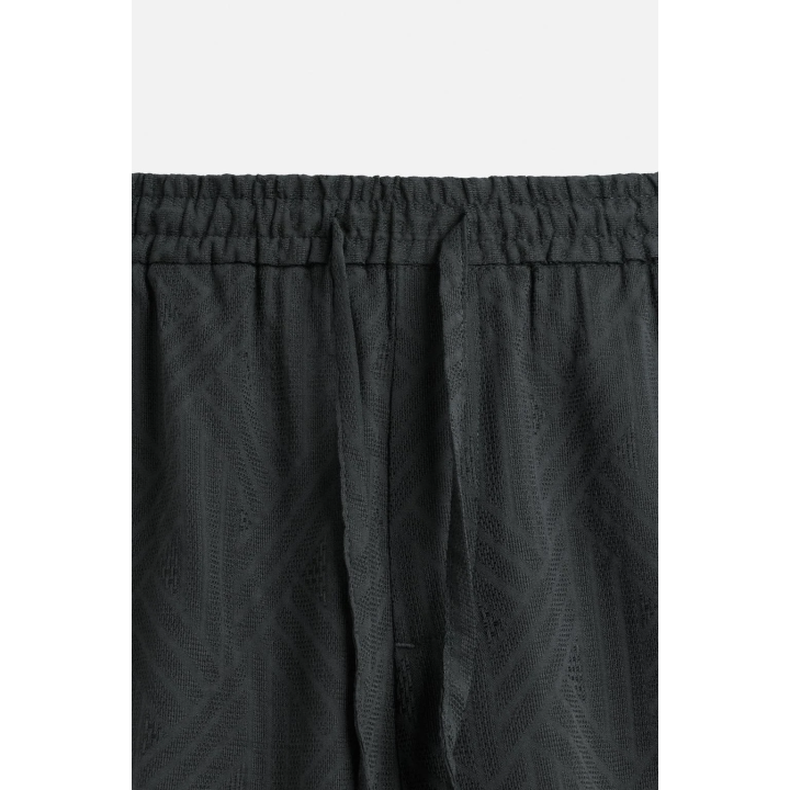 БЕРМУДЫ С ГЕОМЕТРИЧЕСКИМ ЖАККАРДОМ