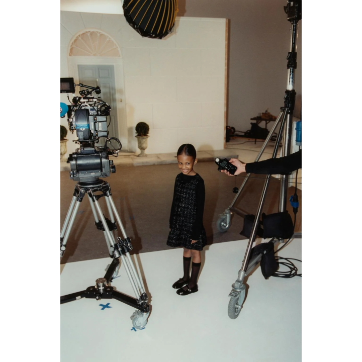 ТРИКОТАЖНОЕ ПЛАТЬЕ С БЛЕСТКАМИ И БАРХАТНЫМИ БАНТАМИ