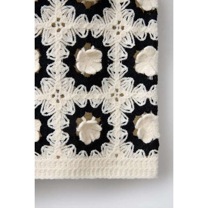 ТРИКОТАЖНЫЙ ЖИЛЕТ С ЦВЕТАМИ