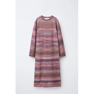 Длинное полосатое вязаное платье