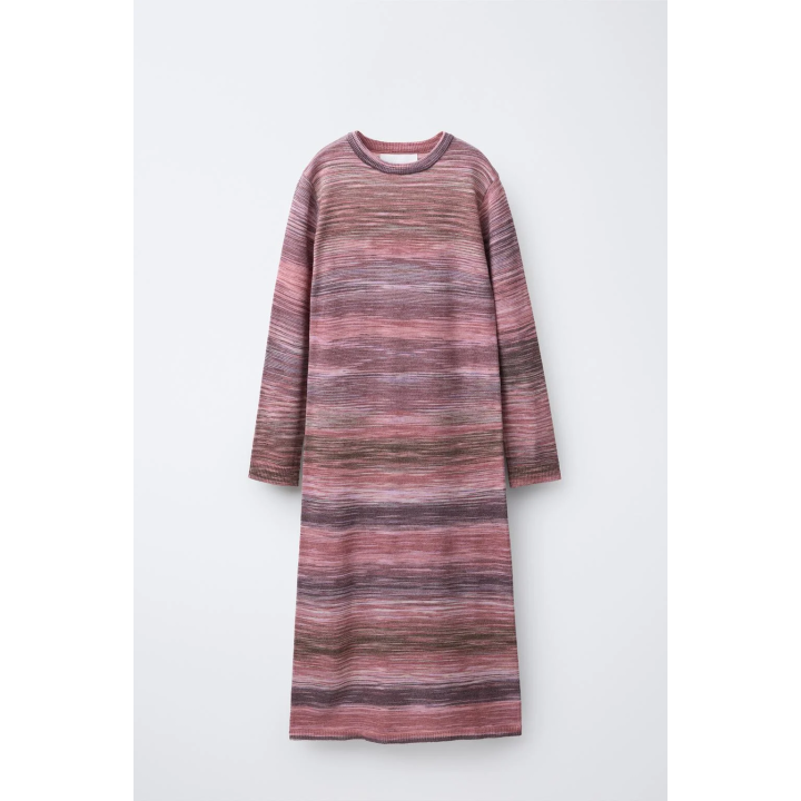 Длинное полосатое вязаное платье