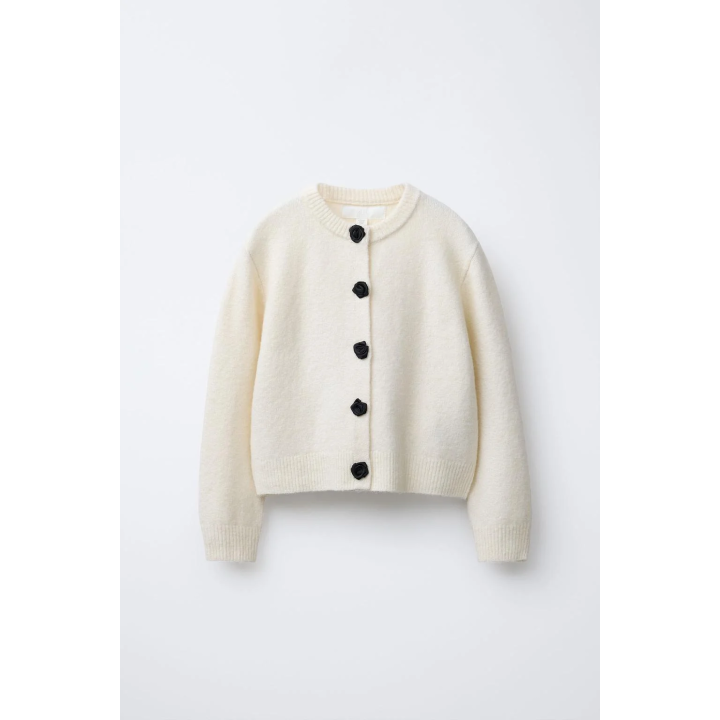 КАРДИГАН С ПУГОВИЦАМИ И ЦВЕТАМИ ИЗ АТЛАСА