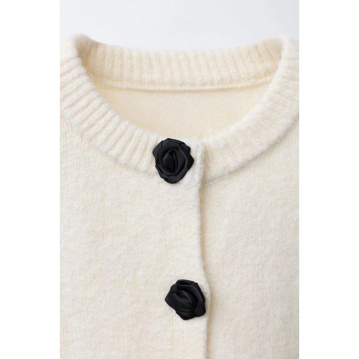 КАРДИГАН С ПУГОВИЦАМИ И ЦВЕТАМИ ИЗ АТЛАСА