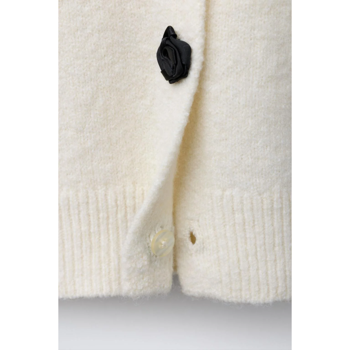 КАРДИГАН С ПУГОВИЦАМИ И ЦВЕТАМИ ИЗ АТЛАСА