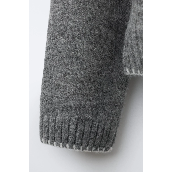 ДЖЕРСИ ВЯЗАНЫЙ С КОНТРАСТНОЙ ВЫШИВКОЙ