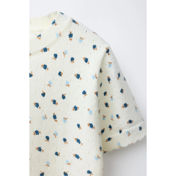 ТРИКОТАЖНАЯ ФУТБОЛКА С ЦВЕТОЧНЫМ ПРИНТОМ