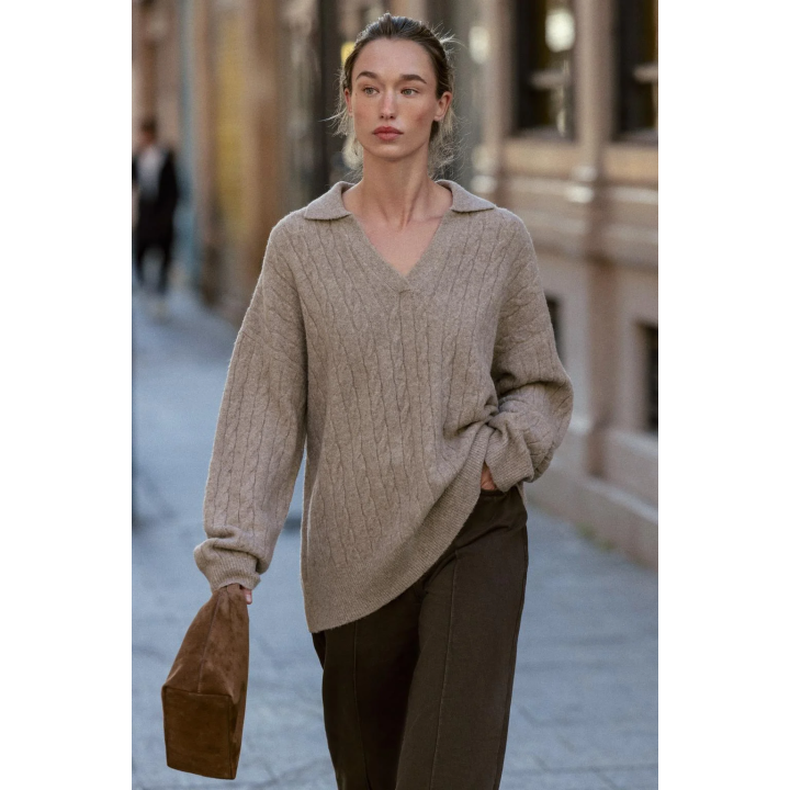 СВИТЕР С УЗОРОМ «КОСЫ»