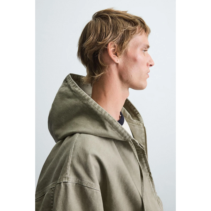 КУРТКА С КАПЮШОНОМ И ЭФФЕКТОМ ПОТЕРТОСТИ