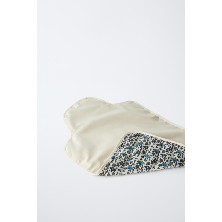 Пеленальный матрасик с цветочным принтом