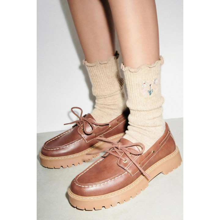 Носки с вязаными вышитыми цветами