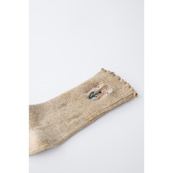 Носки с вязаными вышитыми цветами