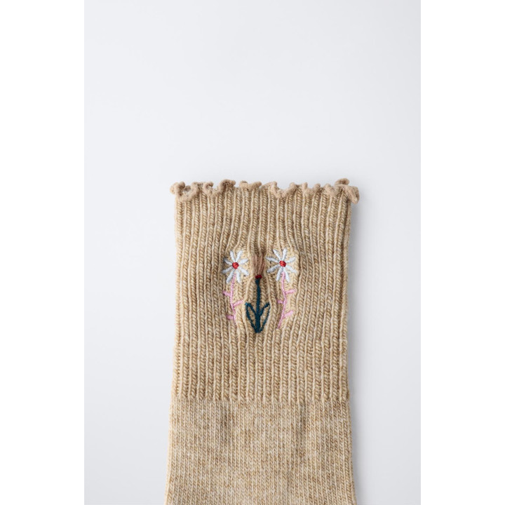 Носки с вязаными вышитыми цветами