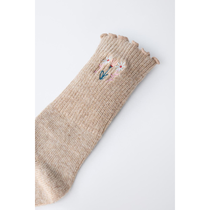 Носки с вязаными вышитыми цветами