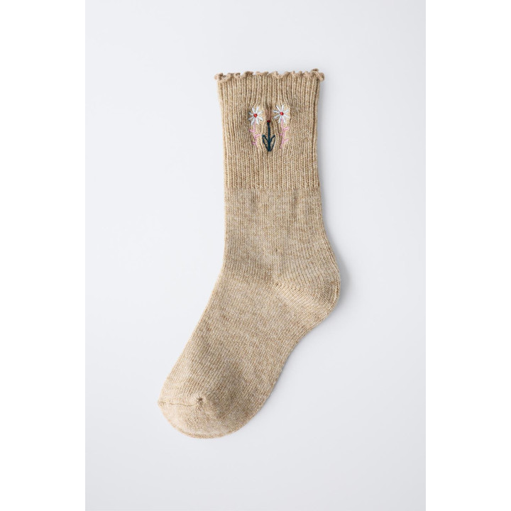 Носки с вязаными вышитыми цветами