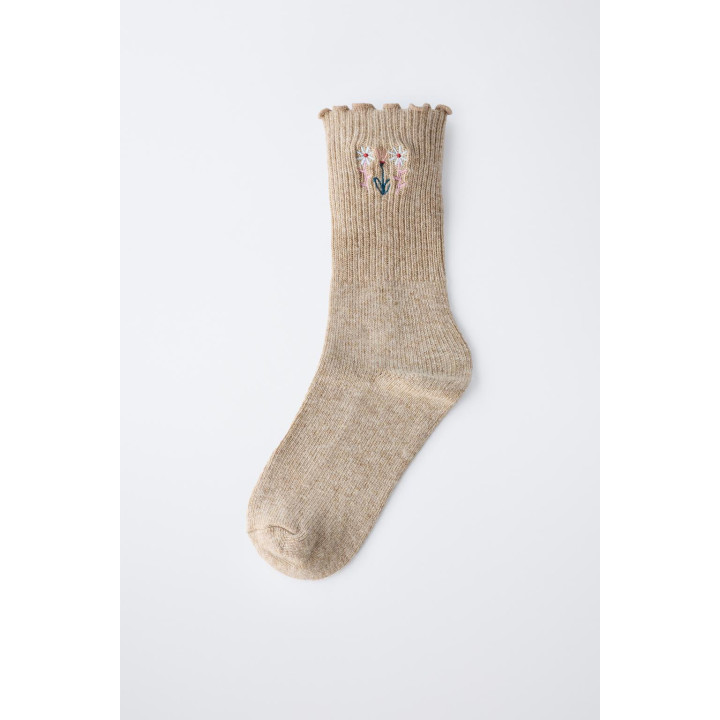 Носки с вязаными вышитыми цветами