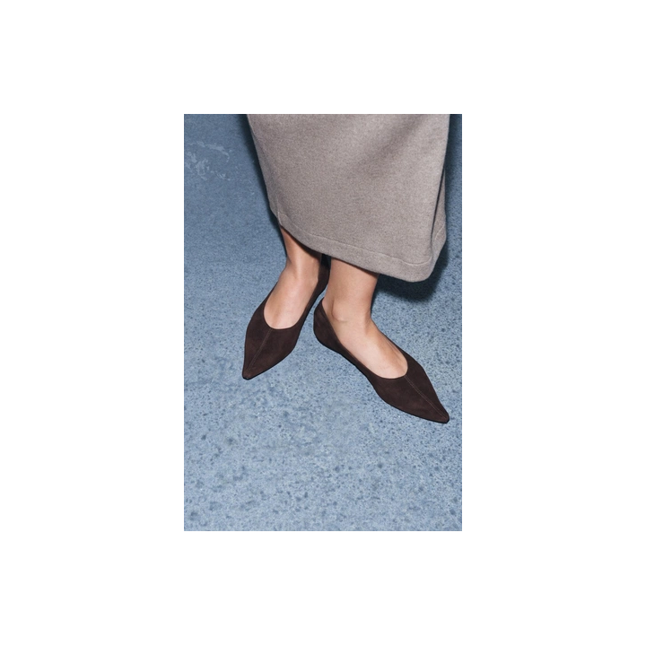 ЗАМШЕВЫЕ БАЛЕТКИ С ОСТРЫМ НОСОМ