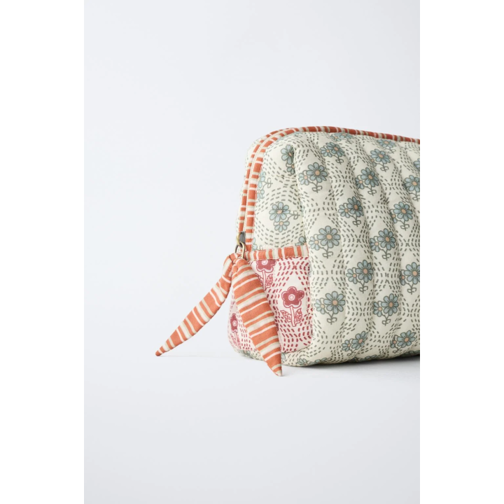 КОСМЕТИЧКА С ЦВЕТОЧНЫМ ПРИНТОМ