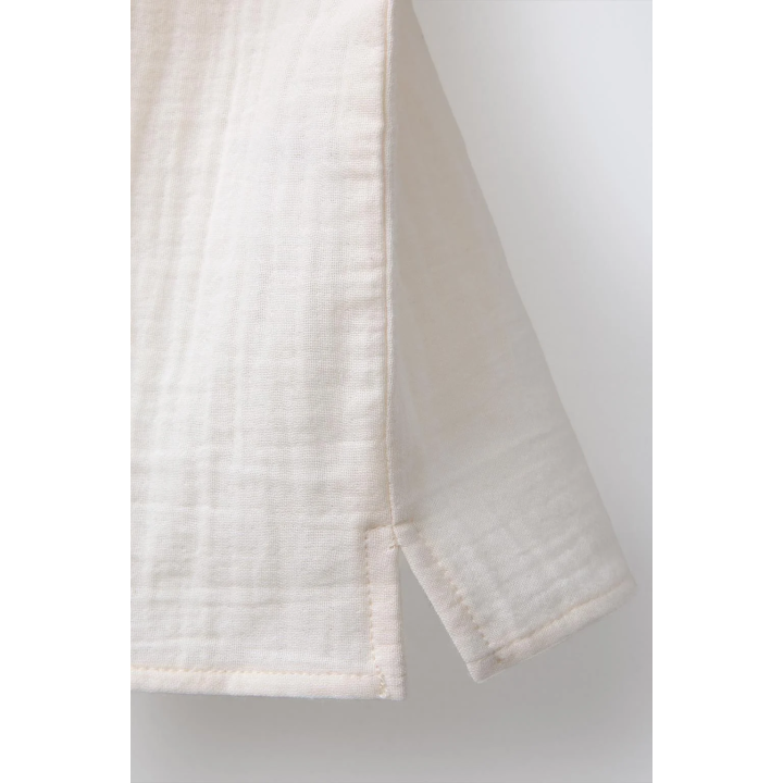 РУБАШКА ИЗ РЕЛЬЕФНОЙ ТКАНИ С КАПЮШОНОМ